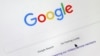 ARCHIVO - La imagen muestra cómo un cursor se mueve sobre la página del motor de búsqueda de Google, en Portland, Oregon, el 28 de agosto de 2018. El gigante tecnológico se ha unido a la SIP para apoyar a medios en América del Sur