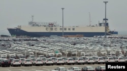 辽宁省大连市一个港口排满了刚刚制造出的汽车。(2012年6月10日)