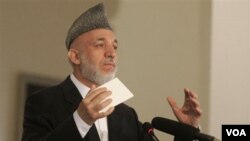 Presiden Afghanistan Hamid Karzai berpidato pada konferencsi di Kabul , 20 Oktober 2010.