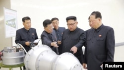 朝鲜领导人金正恩视察核武器开发项目