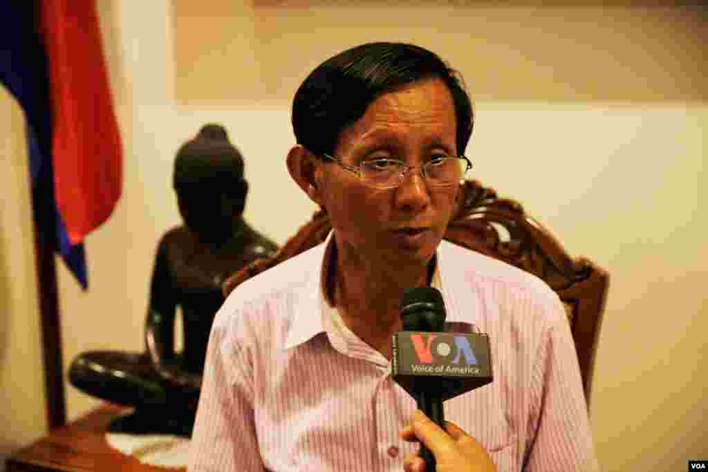 លោក យឹម សុវណ្ណ អ្នកនាំពាក្យគណបក្សសង្គ្រោះជាតិផ្ដល់បទសម្ភាសក្នុងកិច្ចសន្ទនាផ្សាយផ្ទាល់ជាមួយ VOA តាមហ្វេសប៊ុក ពីក្នុងទីស្នាក់ការកណ្ដាលគណបក្សនៅចាក់អង្រែនាព្រលប់ថ្ងៃអាទិត្យ ទី៤ ខែមិថុនា ឆ្នាំ២០១៧ ក្រោយលទ្ធផលបោះឆ្នោតក្រុមប្រឹក្សាឃុំសង្កាត់ត្រូវបានបូកបញ្ចប់។ (អូន ឆេងប៉រ/VOA)