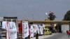 ARCHIVO - Camiones de la Media Luna Roja Egipcia cargados con ayuda hacen fila frente al cruce fronterizo de Rafah con la Franja de Gaza palestina, el 23 de marzo de 2024, en medio de batallas en curso entre Israel y el grupo militante Hamas.