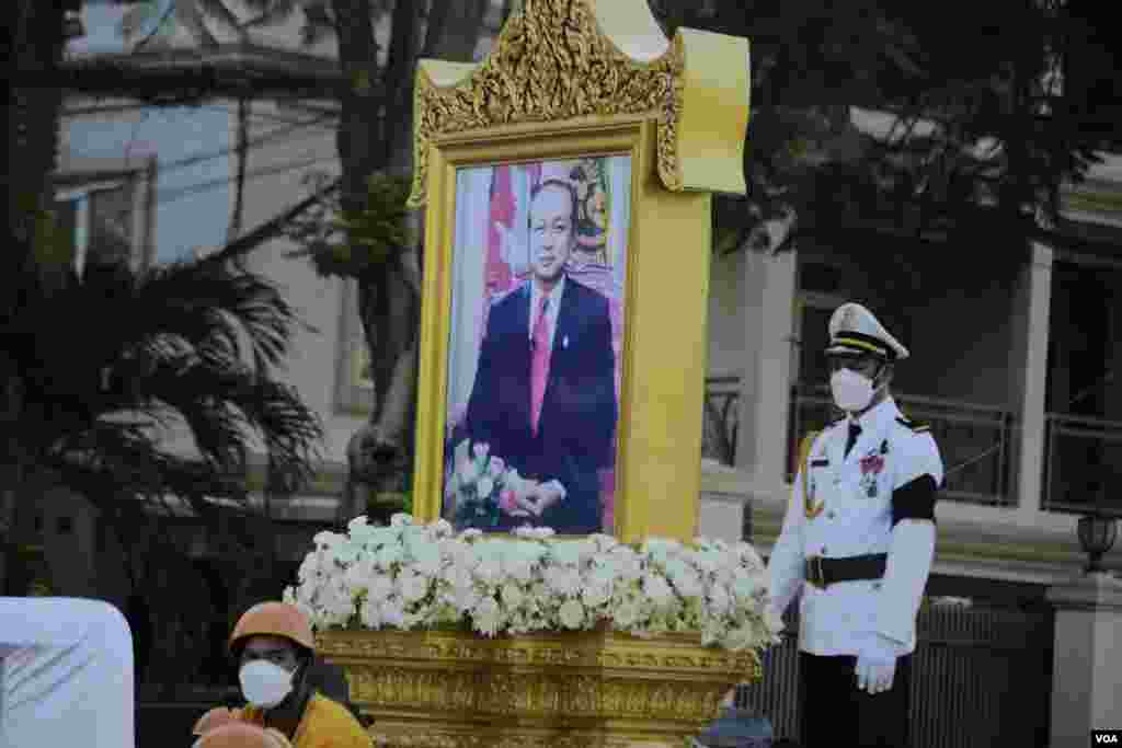 ពិធីដង្ហែព្រះសពរបស់សម្តេចក្រុមព្រះនរោត្តម រណឫទ្ធិ ចេញពីព្រះដំណាក់ ទៅកាន់វាលព្រះមេរុ មុខវត្តបុទមវតី រាជធានីភ្នំពេញ ថ្ងៃទី៨ ខែធ្នូ ឆ្នាំ២០២១។ (ហ៊ាន សុជាតា/វីអូអេ)