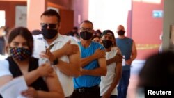 Residentes de la zona fronteriza de México con EE. UU. reciben la vacuna Johnson & Johnson contra el COVID-19, como parte de un plan del gobierno para inocular a residentes de la frontera en Tijuana, México, el 17 de junio de 2021.