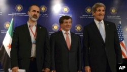 AQSh davlat kotibi Jon Kerri (o'ngda), Turkiya tashqi ishlar vaziri Ahmat Dovuto'g'li (o'rtada) va Suriya muxolifati rahbari Muaz al-Xatib Istanbulda "Suriya do'stlari" majlisida qatnashmoqda, 21-aprel, 2013-yil