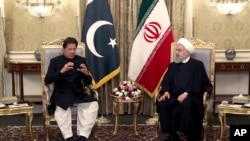 Dalam foto yang dirilis oleh situs web resmi kantor Kepresidenan Iran, Perdana Menteri Pakistan Imran Khan berbicara dengan Presiden Iran Hassan Rouhani selama pertemuan mereka di Istana Saadabad, di Teheran, Iran, 22 April 2019. (Foto: AP)