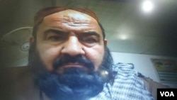 Foto pemimpin Taliban, Mullah Mansur saat melewati pemeriksaan imigrasi di perbatasan Pakistan-Iran- Afghanistan, sekitar 5 jam sebelum tewas akibat serangan pesawat nir awak AS (foto: dok).