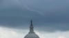 Foto tomada por Peter Kiley y divulgada por AP muestra una nube de embudo típica de los tornados sobre el Capitolio de EEUU en Washington, DC, el 25 de julio de 2023.