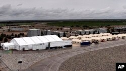 Esta fotografía -proporcionada por la Administración de Asuntos de Niños y Familias, una división del Departamento de Salud y Servicios Humanos de EEUU- muestra el albergue utilizado para alojar a niños migrantes que viajan solos, en Tornillo, Texas.