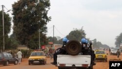 Des soldats de la force de l'ONU patrouillent à bord d'un véhicule à Bangui.