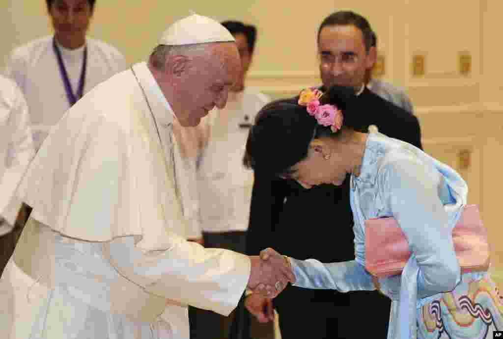 Pope Francis shakes hands with Myanmar's leader Aung San Suu Kyi in Naypyitaw, Nov. 28, 2017.