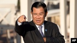 រូបឯកសារ៖ លោកនាយក​រដ្ឋមន្ត្រី ហ៊ុន សែន លើកដៃ​ចង្អុល ខណៈពេល​ដែល​លោក​ត្រៀម​ថតរូប​រួមគ្នា​ជាមួយ​នឹង​មេដឹកនាំ​ប្រទេស​ផ្សេងៗ ដែល​ចូលរួម​កិច្ចប្រជុំអាស៊ីអ៊ឺរ៉ុប​លើក​ទី១១ នៅ​ទីក្រុង អ៊ូឡង់បាទ័រ ប្រទេស​ម៉ុងហ្គោលី កាលពី​ថ្ងៃសៅរ៍ ទី១៦ ខែកក្កដា ឆ្នាំ២០១៦។