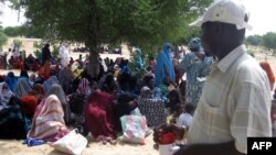 Le Programme alimentaire mondial (Pan) distribue l'aide aux enfants malnutris au Tchad, le 10 avril 2010.