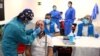 Seorang pria sedang menjalani tes usap (swab test) untuk Covid-19 di sebuah kawasan di Vallecas, Madrid, Spanyol, 1 Oktober 2020. 