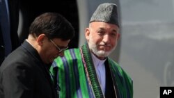 Afghanistan President Hamid Karzai (R) in New Delhi, October 4, 2011