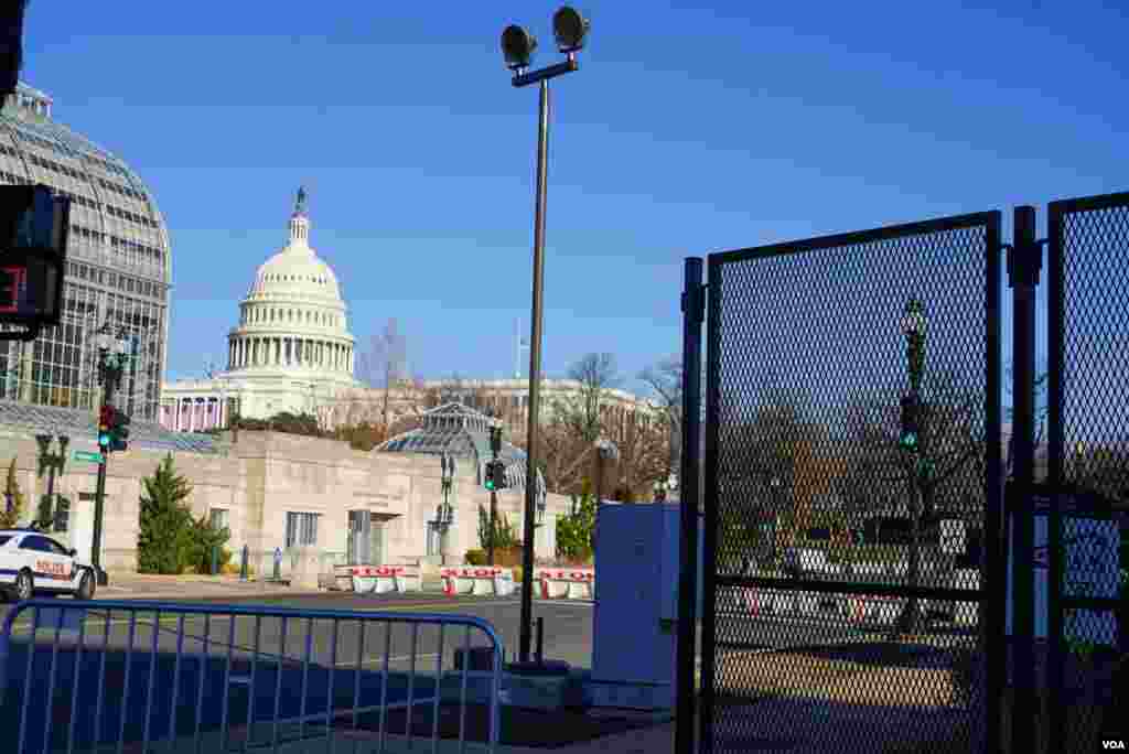 Las calles y avenidas alrededor del Capitolio han sido bloqueadas, seis días después del asalto al edificio por seguidores del presidente Donald Trump y en preparación para la toma de posesión del demócrata Joe Biden el 20 de enero.