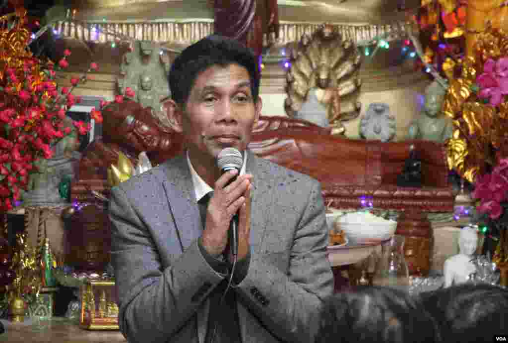 លោក ហ៊ឹម សុភី អ្នកនិពន្ធទំនុកភ្លេងនៃស្នាដៃសិល្បៈ«បង្សុកូល»កំពុងឡើងថ្លែងចំណាប់អារម្មណ៍នៅឯវត្តសាមគ្គីធម្មិការាម ក្នុងសង្កាត់ Brooklyn ទីក្រុង ញូវយ៉ក ក្រោយពីសម្តែងចប់ កាលពីថ្ងៃទី ១៧ ខែ ធ្នូ ឆ្នាំ ២០១៧។ (រូបថត៖ ហុង ចិន្តា/VOA)