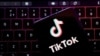 Logo aplikasi TikTok terlihat dalam sebuah ilustrasi. (Foto: REUTERS/Dado Ruvic)