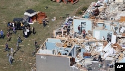 Orang-orang menyelamatkan barang-barang pribadi dekat Cookeville, Tennessee setelah tornado menghantam negara bagian itu, Selasa, 3 Maret 2020.