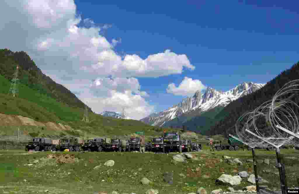 بھارت اور چین کے درمیان سرحدی تنازع کئی دہائیوں سے جاری ہے۔ لیکن حالیہ تنازع میں شدت کی وجہ بھارت کی جانب سے اس علاقے میں سٹرک کی تعمیر کو قرار دیا جا رہا ہے جس پر چین کو اعتراض ہے۔ 