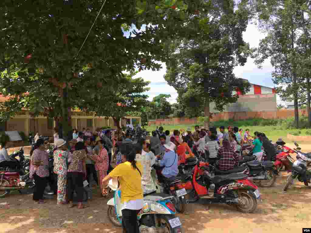 ប្រជាពលរដ្ឋរង់ចាំតាមដានលទ្ធផលនៃការបោះឆ្នោតក្រុមប្រឹក្សាឃុំ-សង្កាត់អណត្តិទី៤ នៅសង្កាត់ក្បាលកោះនៅជាយរាជធានីភ្នំពេញ នៅថ្ងៃទី៤ ខែមិថុនា ឆ្នាំ២០១៧។ (ហ៊ាន សុជាតា/VOA)