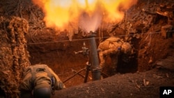 Militares ucranianos disparan un mortero de 122 mm hacia posiciones rusas en la línea del frente, cerca de Bakhmut, región de Donetsk, Ucrania, el 3 de marzo de 2024