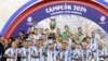El número 10 de Argentina, Lionel Messi, levanta el trofeo mientras celebra la victoria en la final de la Copa América Conmebol 2024 en el Hard Rock Stadium, en Miami, Florida, el 14 de julio de 2024.