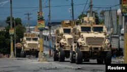 ARCHIVO: Las fuerzas policiales de Kenia patrullan un barrio en Puerto Príncipe, Haití, el 4 de septiembre de 2024.