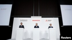Les dirigeants des sociétés automobiles Honda, Nissan et Mitsubishi Motors tiennent une conférence de presse conjointe sur leurs négociations de fusion, à Tokyo, au Japon, le 23 décembre 2024. (Photo Kim Kyung-Hoon/Reuters)