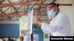 En redes sociales prolifera información falsa sobre las vacunas, lo que complica el proceso de inmunización especialmente en los países de habla hispana advierten organismos que trabajan en el campo de salud. [Foto archivo]