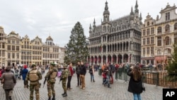 Pasukan keamanan Belgia berpatroli sementara para turis berkunjung ke Grand Place di Brussels, Selasa, 29 Desember 2015.