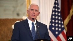 លោក Mike Pence អនុប្រធានាធិបតី​អាមេរិក​ថ្លែង​ទៅ​កាន់​សារព័ត៌មាន​ក្នុង​សន្និសីទ​កាសែត​មួយ​ បន្ទាប់​ពី​កិច្ចប្រជុំ​របស់​លោក​ជាមួយ​នឹង​លោក​ប្រធានាធិបតី​ឥណ្ឌូនេស៊ី Joko Widodo នៅ​វិមាន Merdeka ក្នុង​ក្រុង​ហ្សាការតា ប្រទេស​ឥណ្ឌូនេស៊ី កាលពី​ថ្ងៃទី២០ ខែមេសា ឆ្នាំ២០១៧។