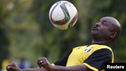 Le président burundais Pierre Nkurunziza contrôle le ballon lors d'un match de football avec ses amis à Bujumbura, au Burundi, le 20 mai 2015.