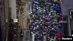 Puluhan ribu demonstran pro-demokrasi Hong Kong memadati jalan di Taman Victoria menuntut demokrasi penuh hari Senin (1/7).