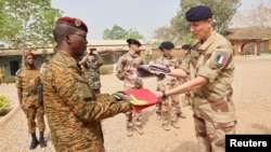 Samedi, le drapeau français a été replié en catimini dans l’enceinte du camp de Kamboinsin, où était basée la force Sabre, après quinze années de présence.