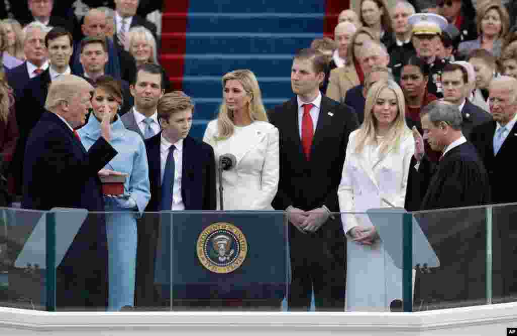 La más reciente juramentación fue la del presidente Donald Trump, el 20 de enero de 2017, cuando se convirtió en el mandatario número 45 de EE.UU.
