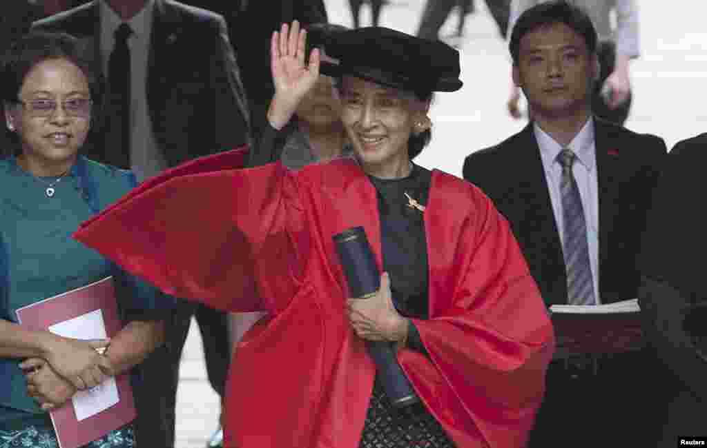 Aung San Suu Kyi setelah menerima gelar kehormatannya dari Universitas Oxford, Inggris, Rabu (20/6).