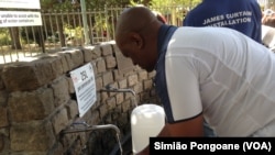Pessoas abastecem água em fontenários públicos devido à seca na Cidade do Cabo, África do Sul
