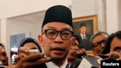 Menkeu RI, Muhammad Chatib Basri sesaat seusai upacara pengambilan sumpah di Istana Negara (21/5). 