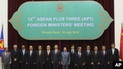 东盟各国外长在金边出席第45届外长会议时合影(2012年7月10日)