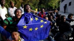 En images: des migrants forcent la frontière entre l'Espagne et le Maroc
