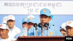 រូបឯកសារ៖ លោក​នាយករដ្ឋ​មន្រ្តី​​ ហ៊ុន សែន កំពុង​ថ្លែង​មុន​នឹង​​ការ​ធ្វើ​យុទ្ធនាការ​ឃោសនា​បោះ​ឆ្នោត​ថ្ងៃ​ចុងក្រោយ​ ​កាលពី​ព្រឹក​ថ្ងៃទី​២៧ កក្កដា ​សម្រាប់​ការ​បោះឆ្នោត​ជាតិ​អាណត្តិ​ទី​០៦។ (ទុំ ម្លិះ/VOA)