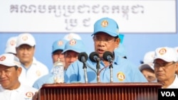 Prime Minister Hun Sen addresses the crowd on the last day of Cambodia People Party's election campaign in Phnom Penh, Cambodia, July 27, 2018. (Tum Malis/VOA Khmer)