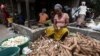Une femme épluche du manioc pour le plat d'accompagnement attiéké, à Abidjan, le 22 mai 2018.