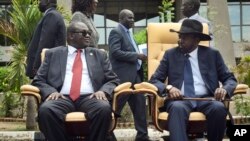 L’ancien vice-président du Sud Soudan redevenu chef de la rébellion, Riek Machar, à gauche, assis à côté du président Salva Kiir, à droite, après la première réunion d'un nouveau gouvernement de transition , à Juba, Soudan du Sud, 29 avril 2016.