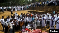 Wananchi wa Sri Lanka wakishiriki katika mazishi ya wahanga wa mashambulizi kanisani na mahotelini.