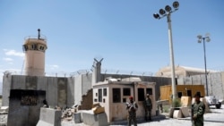 Sejumlah tentara Afghanistan berjaga di gerbang masuk Pangkalan Udara AS Bagram pada hari tentara AS mengosongkan fasilitas itu, di Provinsi Parwan, 2 Juli 2021. (Foto: Mohammad Ismail/Reuters)