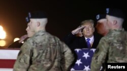 El presidente Donald Trump recibe en la base aérea de Dover, el 21 de noviembre de 2019, el féretro del oficial David Knadle, fallecido el día anterior en Afganistán.