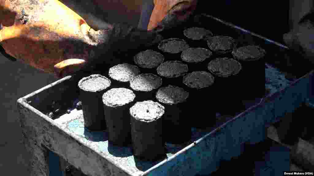 Des briquettes écologiques combustibles fraichement fabriquées, à Bukavu, en RDC, le 30 mai 2018. (VOA/Ernest Muhero)