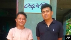 ​ທ້າວ ອອງ ຊານ ໂອ, ຊ້າຍ ແລະ ທ້າວ ມຽວ ມິນ, ຖ່າຍ​ຮູບ​ຢູ່​ຕໍ່​ໜ້າ​ຫ້ອງ​ການ​ໜັງ​ສື​ພິມ Tanintharyi ທີ່​ຖືກ​ຕີ​ພິມ​ໂດຍ​ອົງ​ການ​ຂ່າວ Dawei Watch, ເມືອງ ດາ​ເວ, ພາກ​ພື້ນ ທະ​ນິ​ທະ​ຣີ, ມຽນ​ມາ 2020.